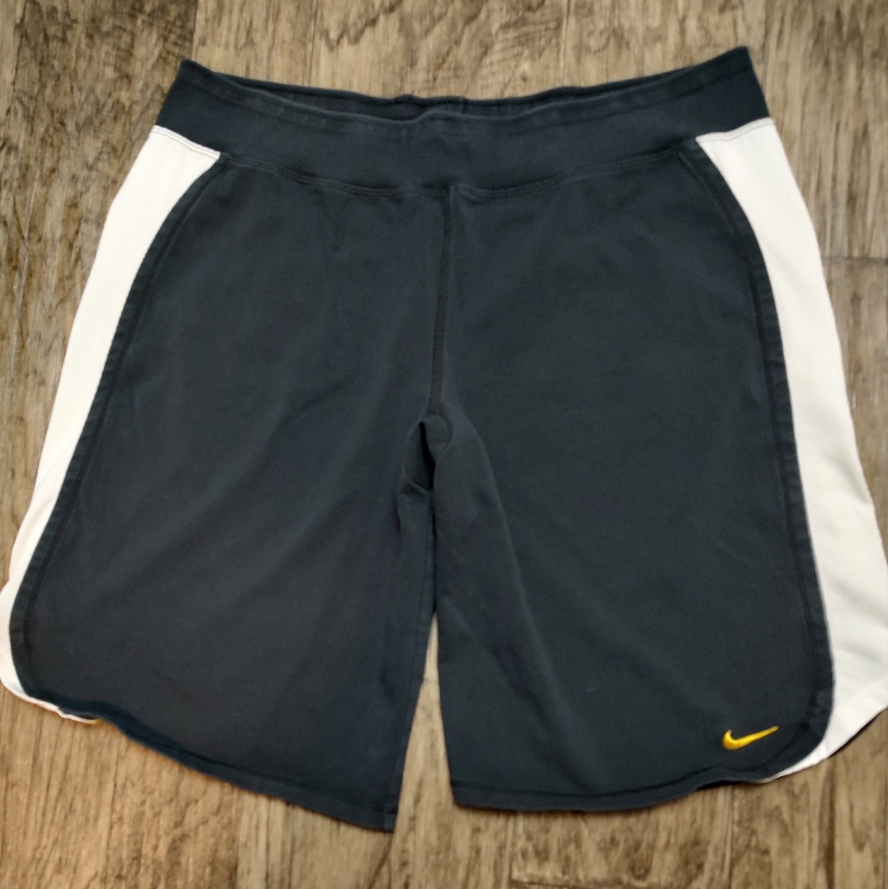 Nike dri fit Livestrong black and white pullon shorts women's size 8-10